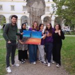 Schüler*innen halten Gemälde